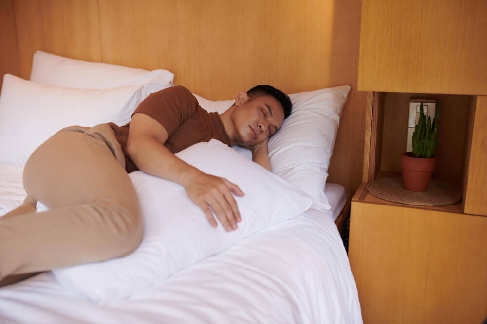 10 beneficii dacă dormi cu o pernă între picioare